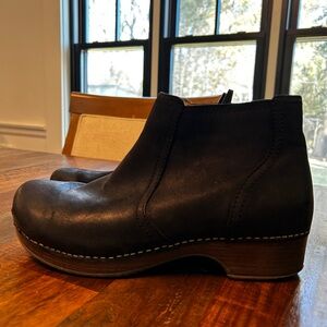 Women’s dansko bootie.